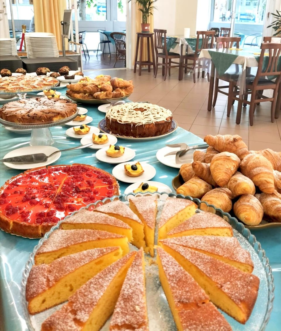 Food and drinks, Breakfast, Continental breakfast, Buffet breakfast