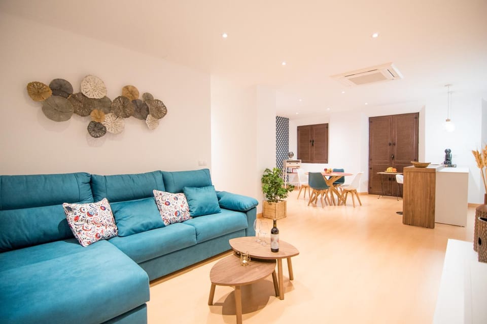 Living room, Lounge or bar, Seating area, Dining area