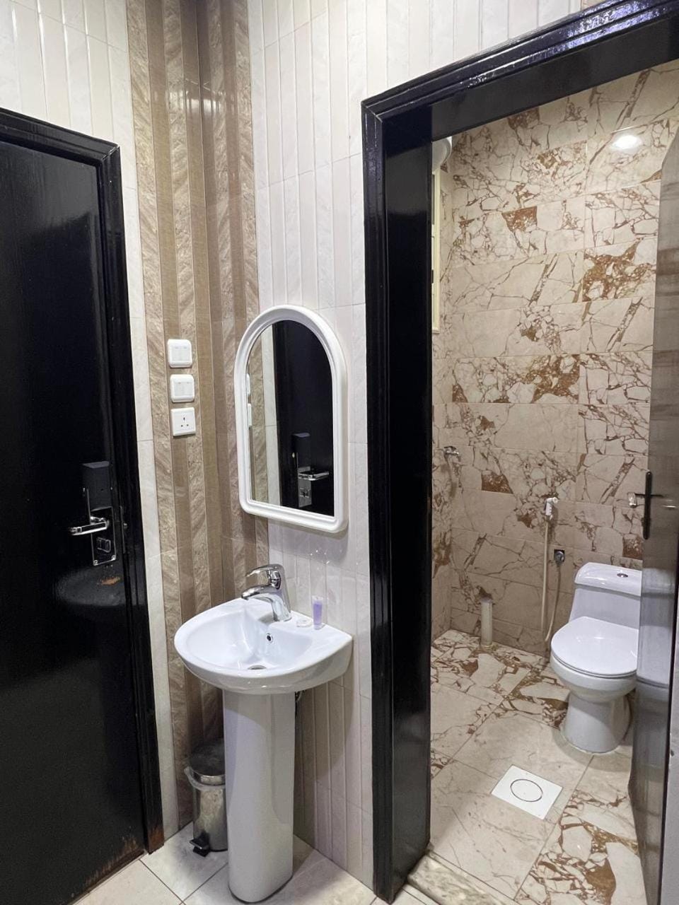 Shower, Toilet, Bathroom, towels
