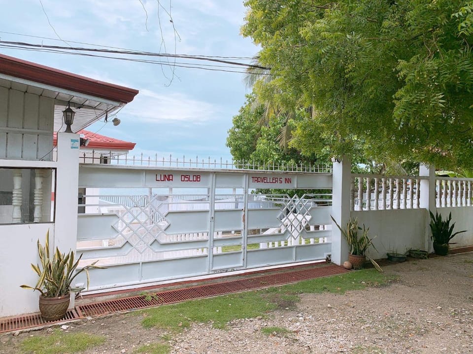LUNA OSLOB TRAVELLERS INN - Beach Front Bed and Breakfast in Oslob