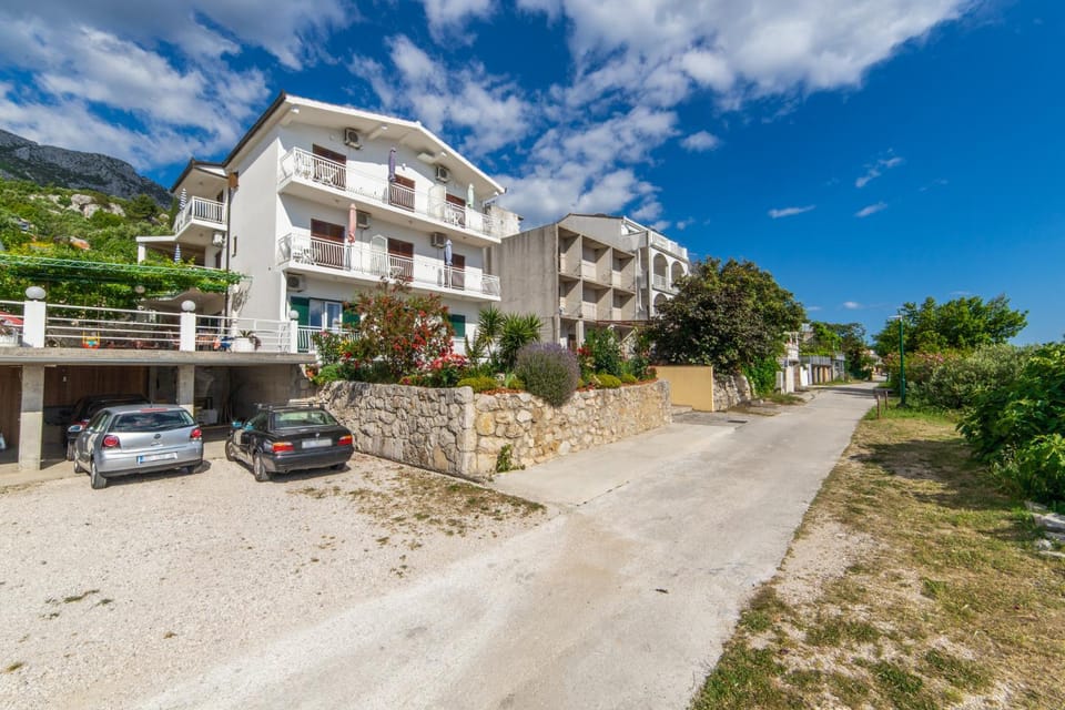 Property building, Natural landscape, Parking