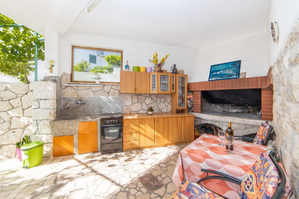 BBQ facilities, Kitchen or kitchenette, Seating area, oven, stove