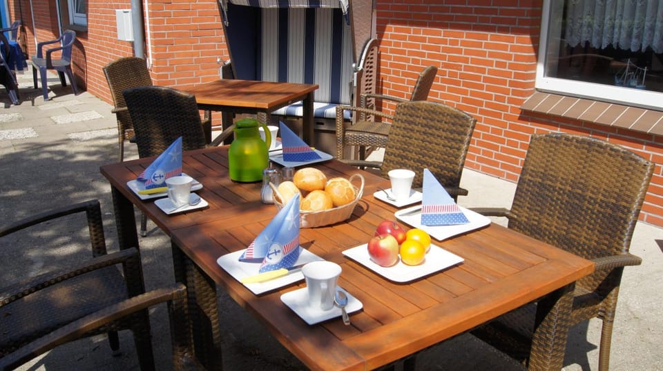 Restaurant/places to eat, Balcony/Terrace