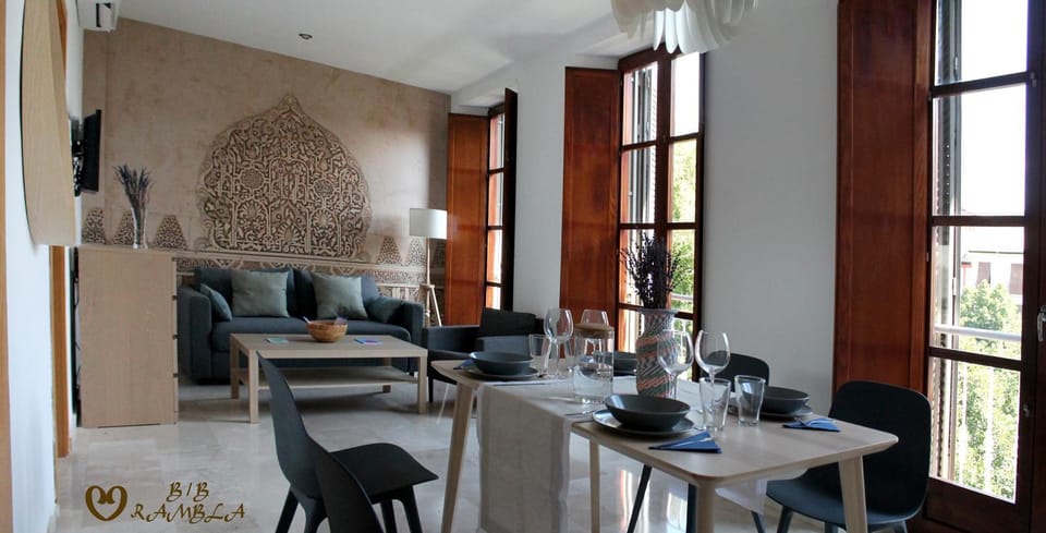 TV and multimedia, Coffee/tea facilities, Living room, Dining area, City view, Landmark view