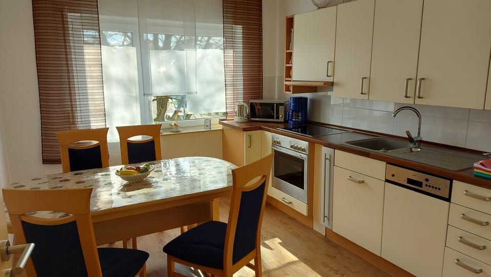 Kitchen or kitchenette, Dining area, dishwasher, minibar, pet friendly, stove, toaster