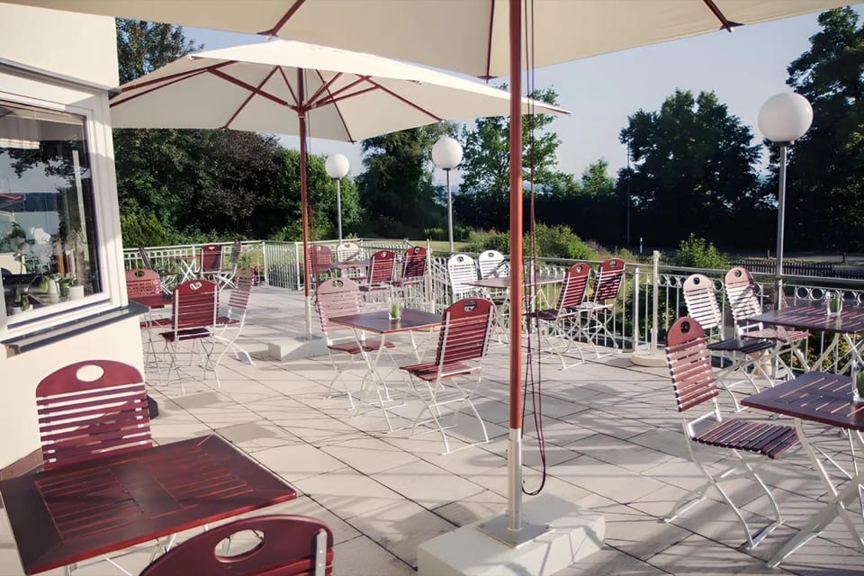 Property building, Balcony/Terrace, Living room