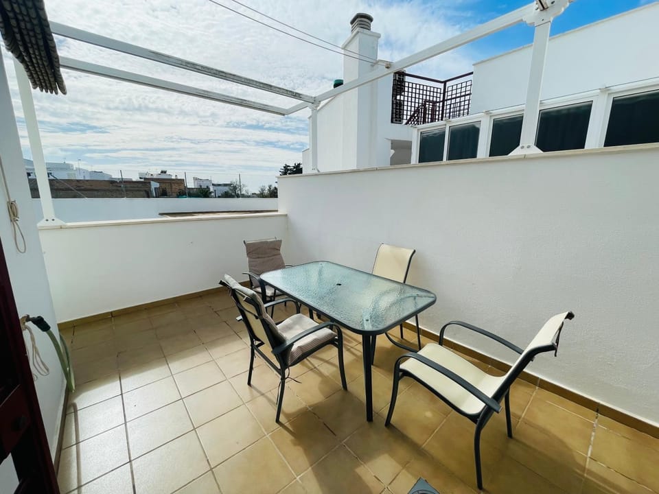 Patio, Day, Dining area, internet
