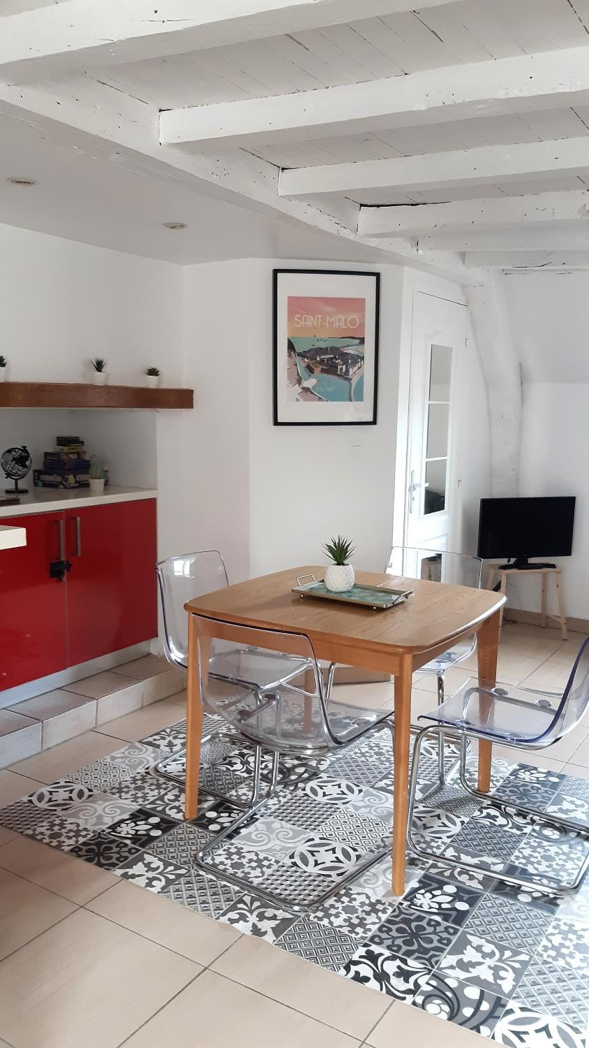 TV and multimedia, Seating area, Dining area