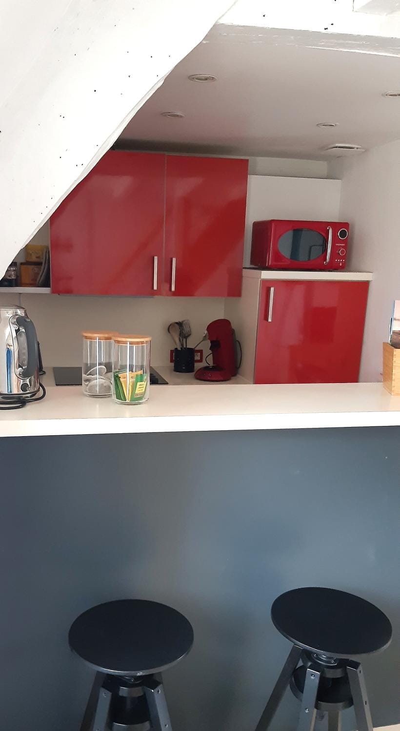 Coffee/tea facilities, Kitchen or kitchenette, stove, toaster