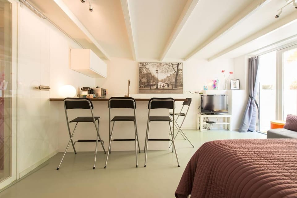 Coffee/tea facilities, Kitchen or kitchenette, Living room, Seating area
