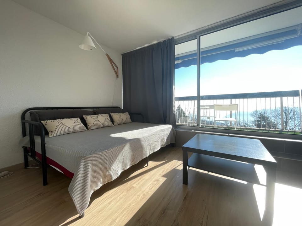 Bed, Natural landscape, View (from property/room), Balcony/Terrace