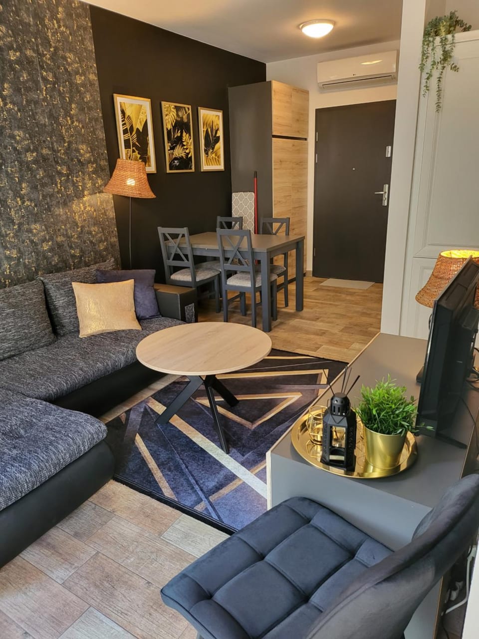 Photo of the whole room, Decorative detail, Seating area