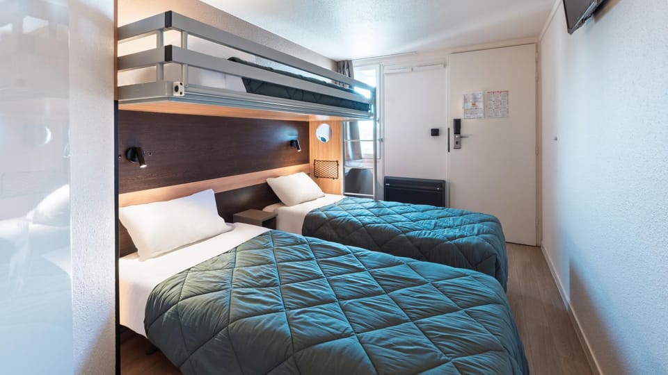 Bed, Photo of the whole room, Bedroom, bunk bed