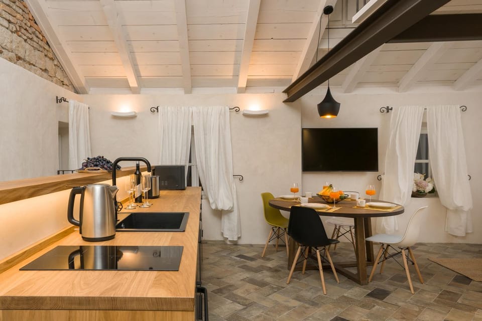 Dining area, kitchen