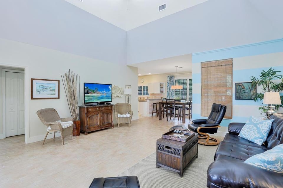 Florida-style home with pool and steps to beach House in Marco Island