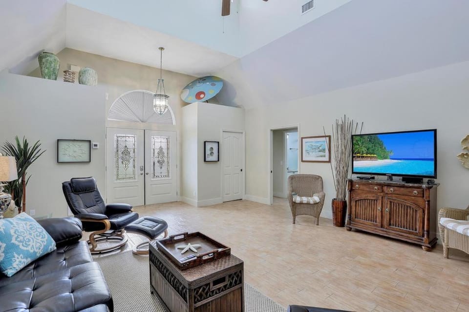 Florida-style home with pool and steps to beach House in Marco Island