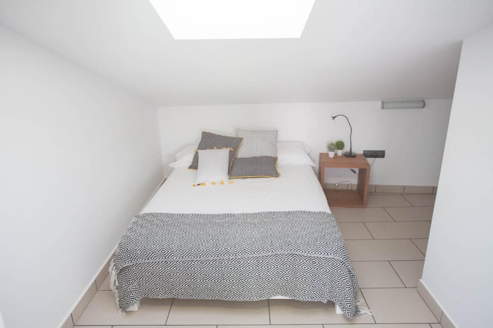 Bed, Photo of the whole room, Bedroom