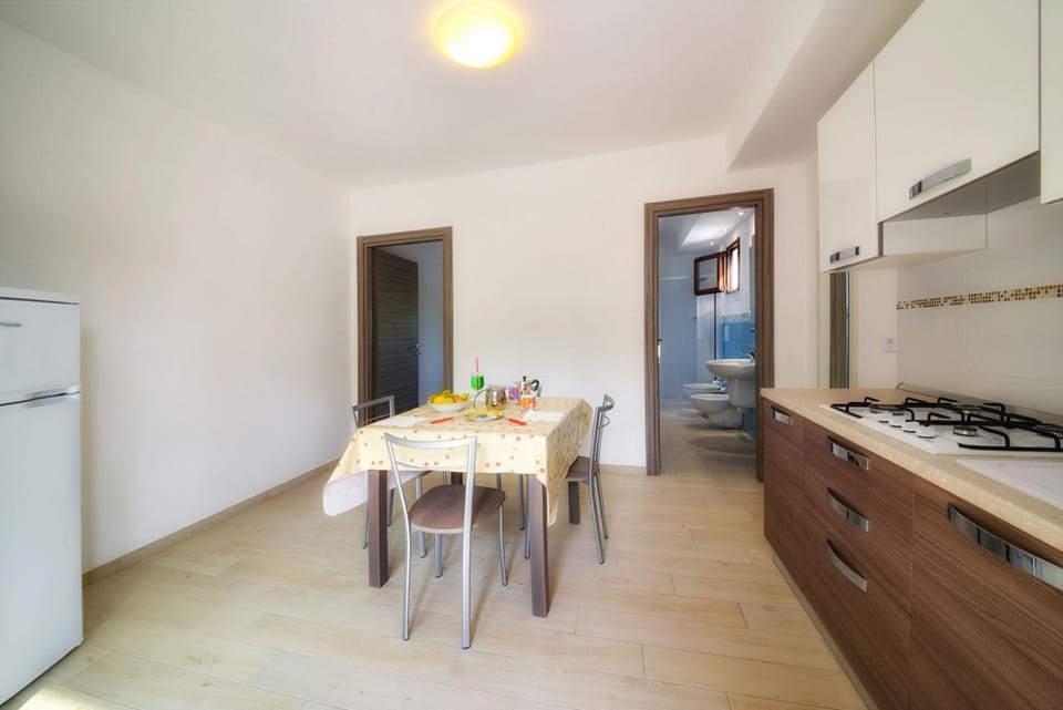 Kitchen or kitchenette, Seating area, Dining area