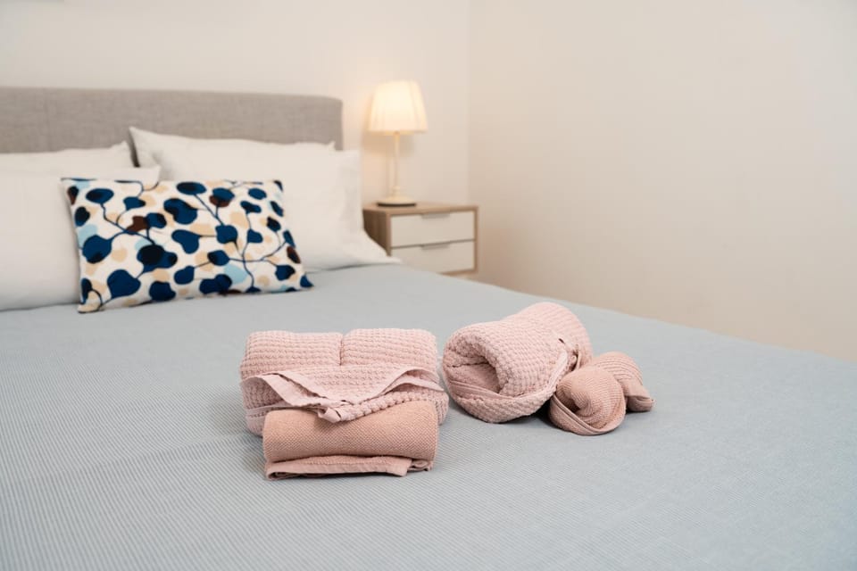 Bed, Photo of the whole room, Bedroom, towels
