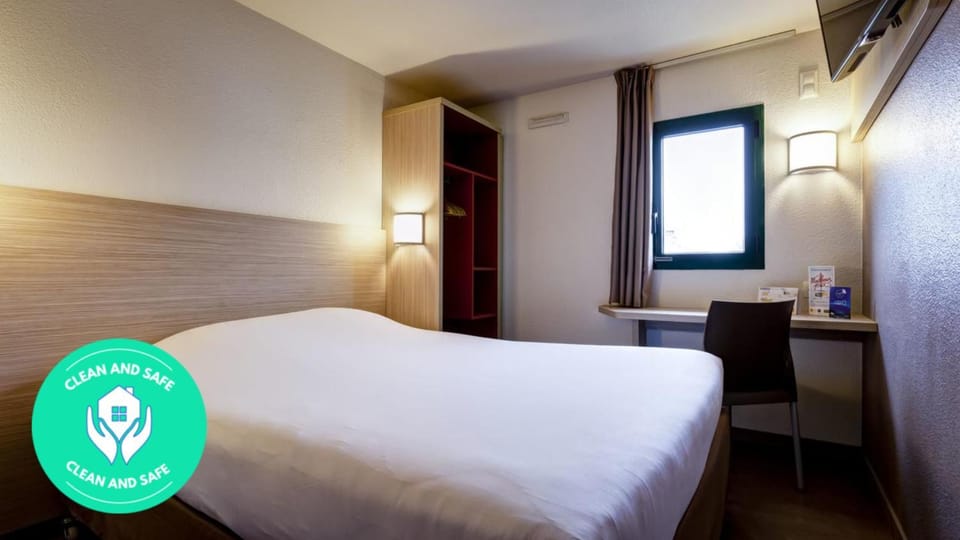 Shower, Toilet, Bed, Bathroom, TV and multimedia, Photo of the whole room, Decorative detail, Bedroom, group of guests, Family