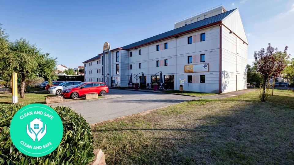 Restaurant/places to eat, Spring, People, Lobby or reception, Logo/Certificate/Sign, On site, Pets, Guests, Lunch, Dinner, Alcoholic drinks, Non alcoholic drinks, Sunrise, children, young children, group of guests, Family