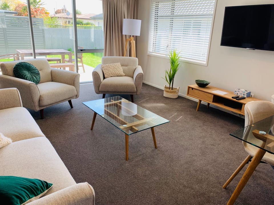 TV and multimedia, Balcony/Terrace, Living room, Seating area, Dining area