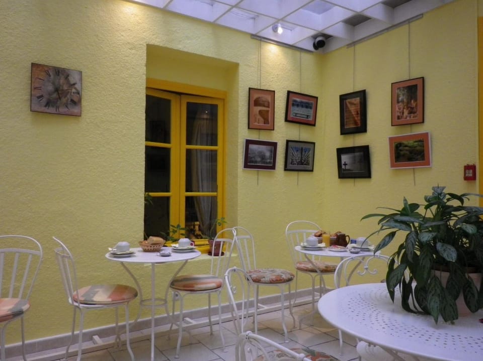 Restaurant/places to eat, Lounge or bar, Breakfast