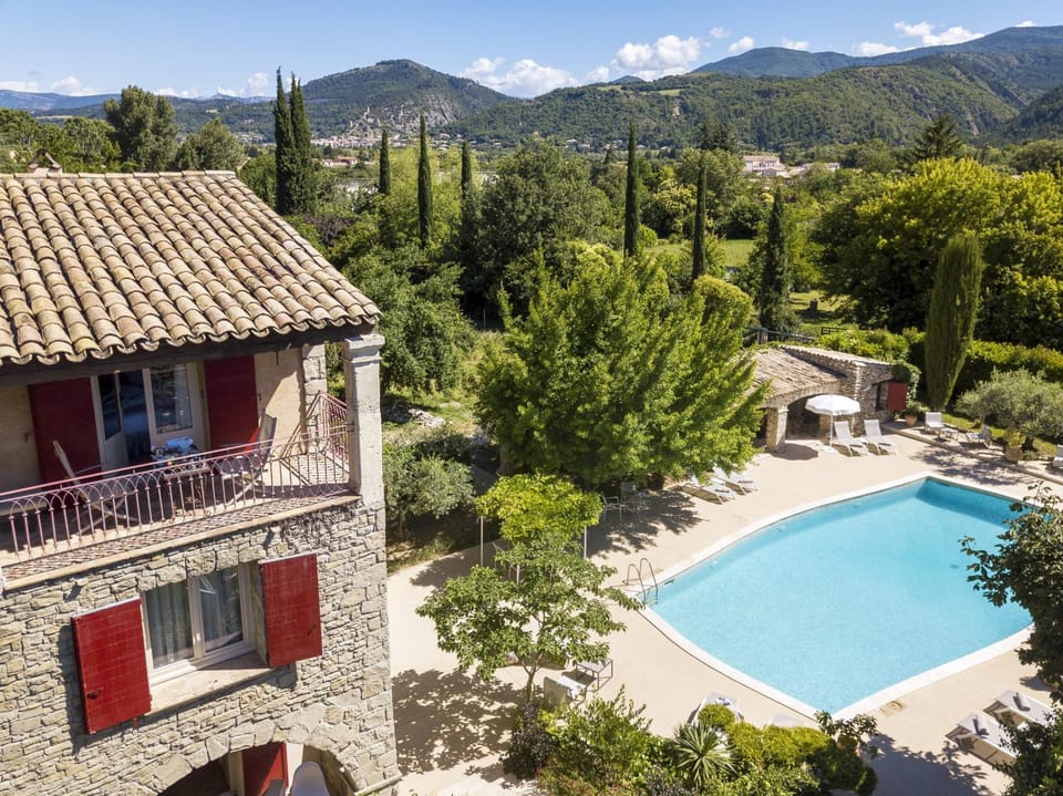 Property building, Natural landscape, Mountain view, Pool view, Swimming pool, sunbed