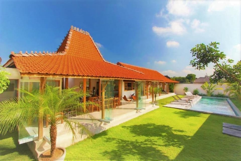Property building, Garden, Garden view, Swimming pool, sunbed