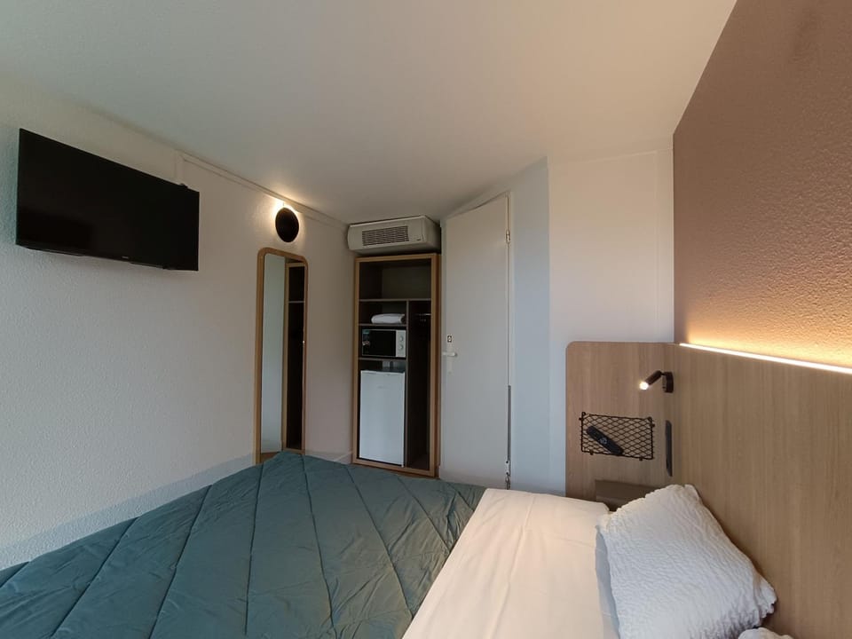 TV and multimedia, Photo of the whole room, microwave, pet friendly, wardrobe, air conditioner