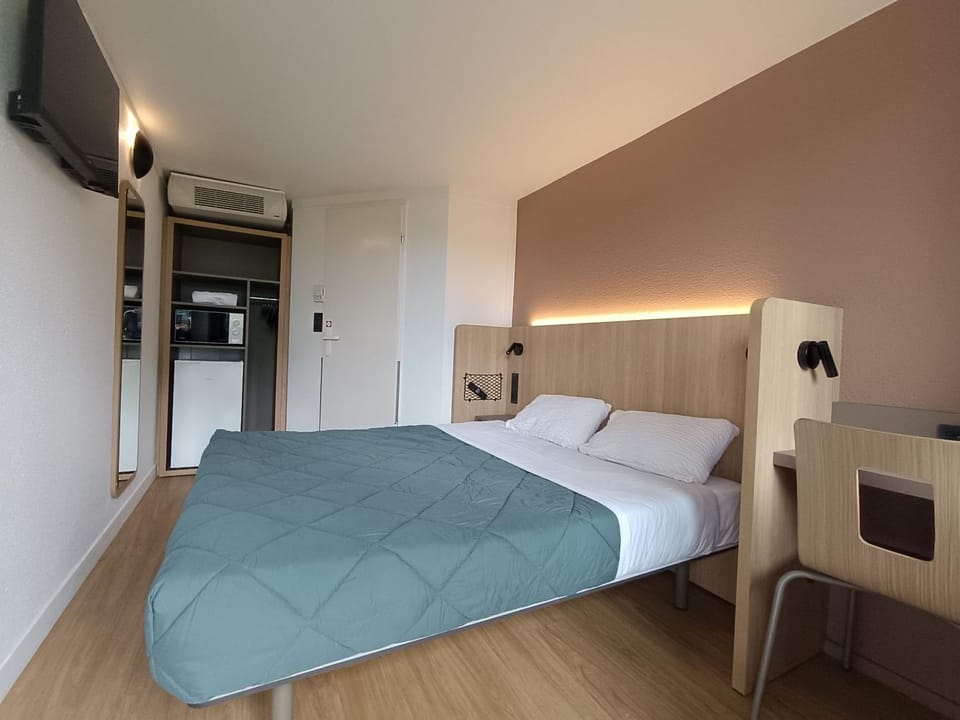 Photo of the whole room, Seating area, microwave, air conditioner