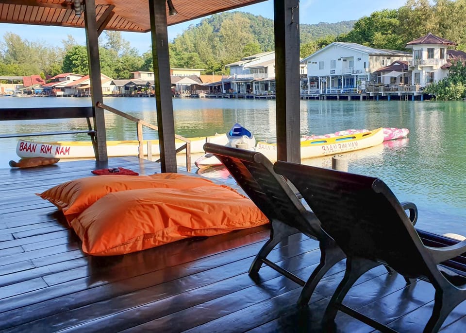Communal lounge/ TV room, Balcony/Terrace, River view