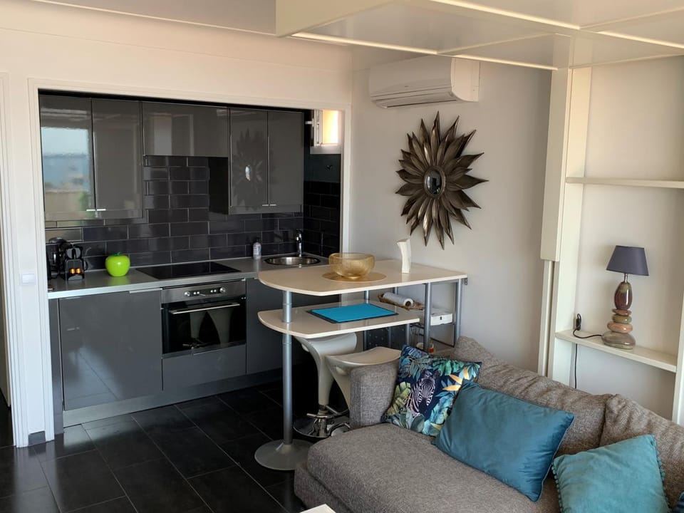 Kitchen or kitchenette, Living room, Dining area