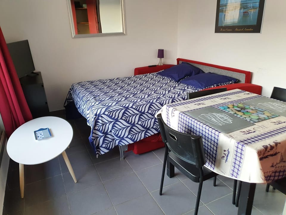 Bed, Living room