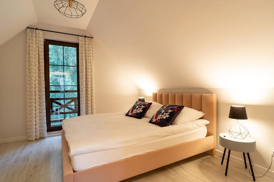 Bed, Seating area, Bedroom