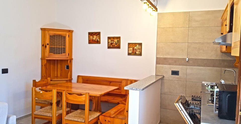 Kitchen or kitchenette, Dining area