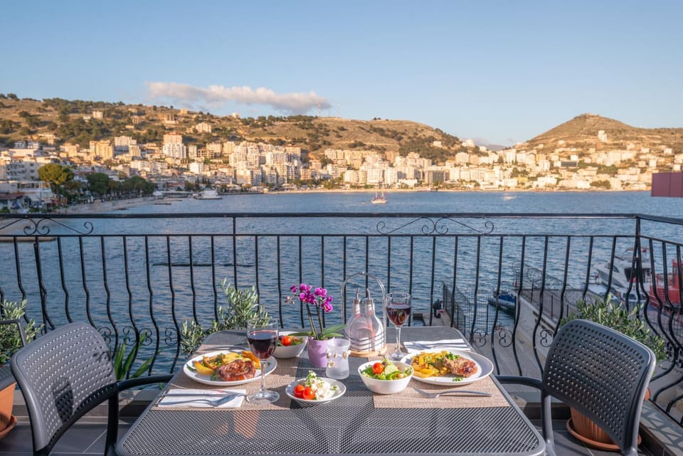 Restaurant/places to eat, Balcony/Terrace, Lounge or bar