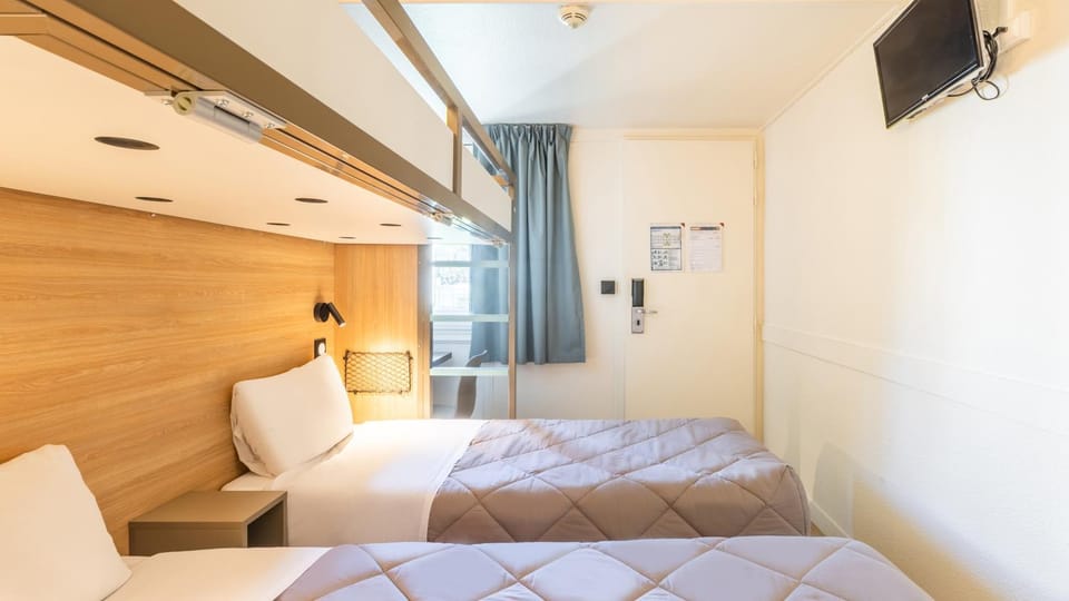 Bed, Photo of the whole room, Bedroom, air conditioner