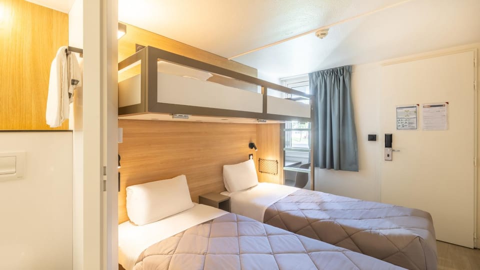 Bed, Photo of the whole room, Bedroom, bunk bed, towels