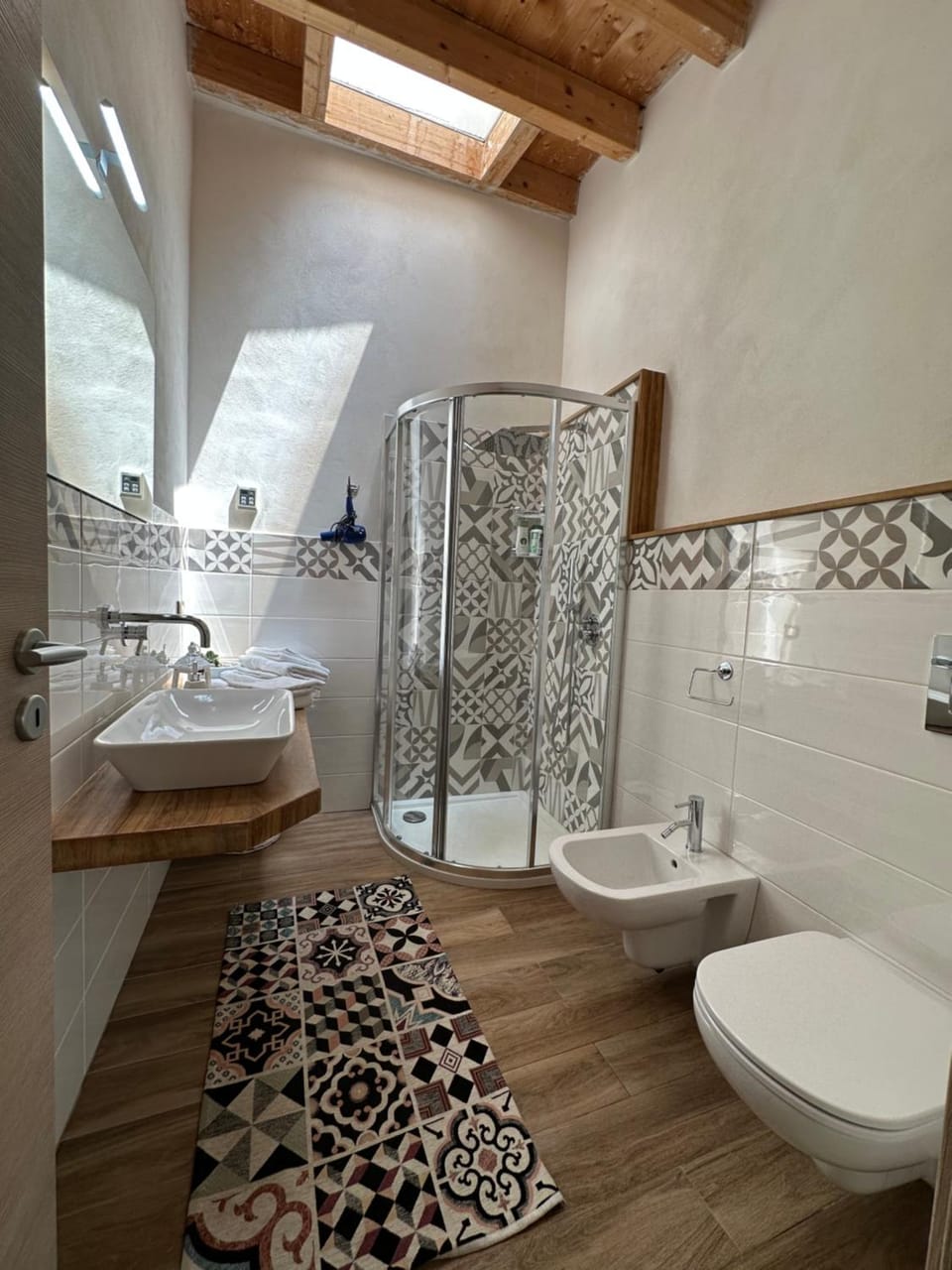 Shower, Toilet, Bathroom, bidet, towels