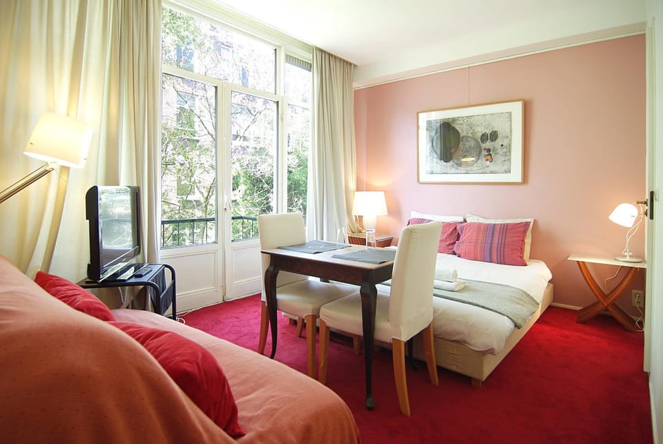 Bed, TV and multimedia, Photo of the whole room, Seating area, Bedroom