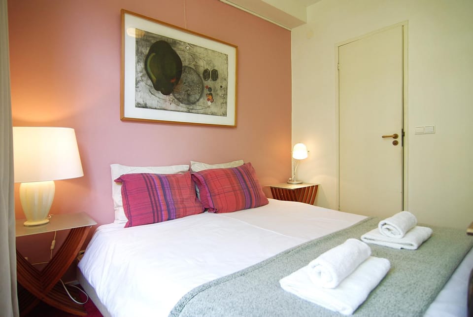 Bed, Bedroom, towels