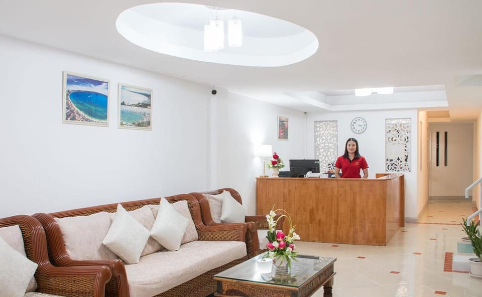 Library, Living room, Lobby or reception, Seating area, Dining area, Area and facilities