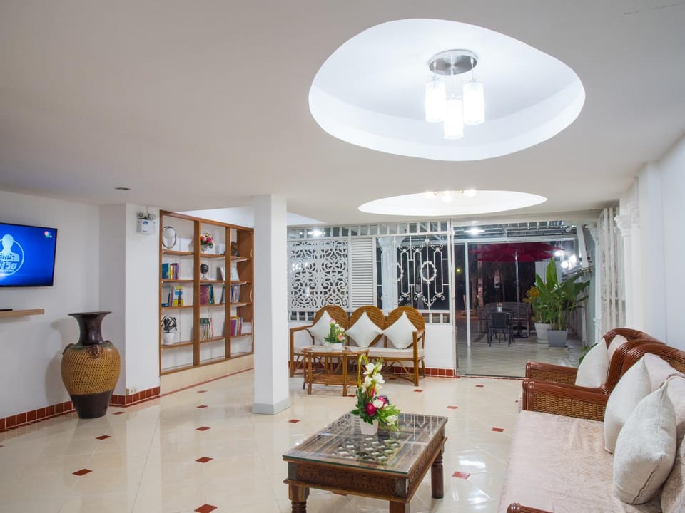 Restaurant/places to eat, Communal lounge/ TV room, Library, TV and multimedia, Living room, Lobby or reception, Seating area, Dining area, Area and facilities