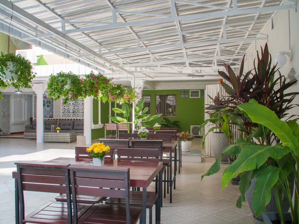 Restaurant/places to eat, Garden, Banquet/Function facilities, Area and facilities