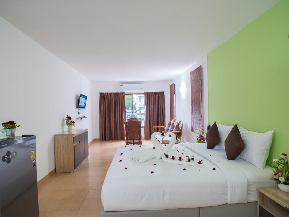 Bathroom, TV and multimedia, View (from property/room), Seating area, Dining area, Bedroom, Street view