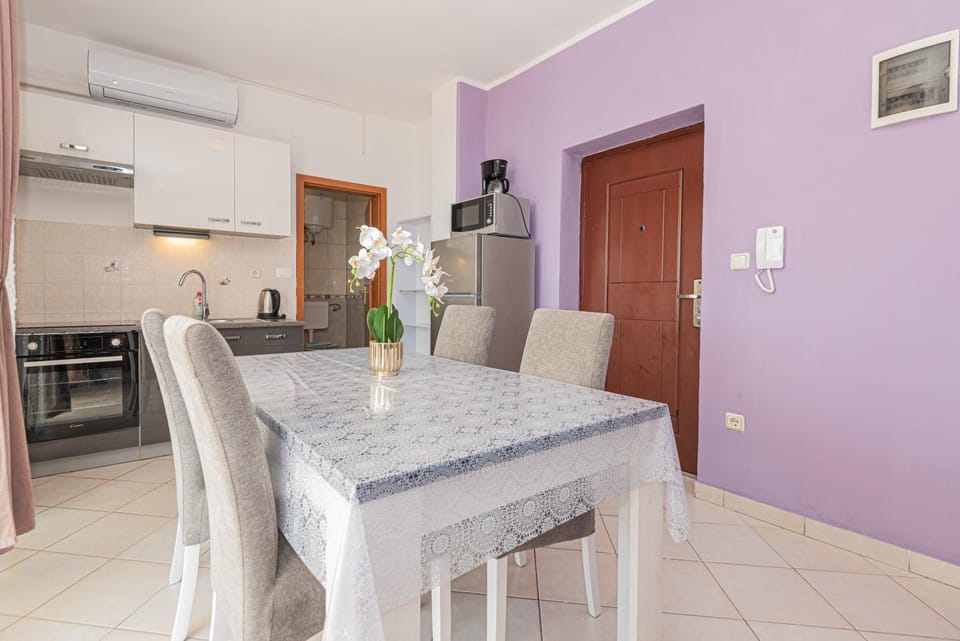 Apartments Burazer - Family Friendly Apartment in Šibenik