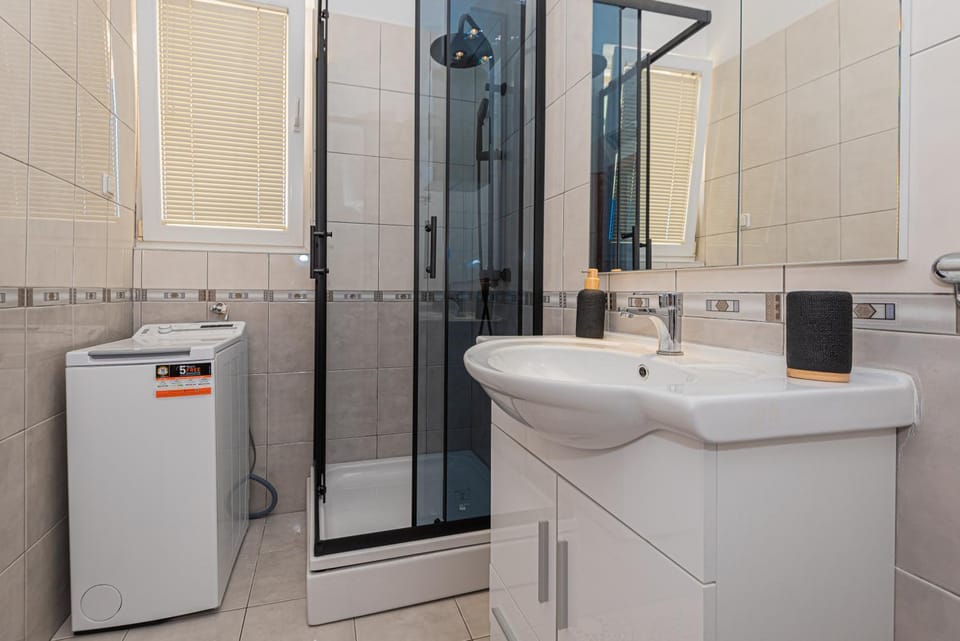 Apartments Burazer - Family Friendly Apartment in Šibenik