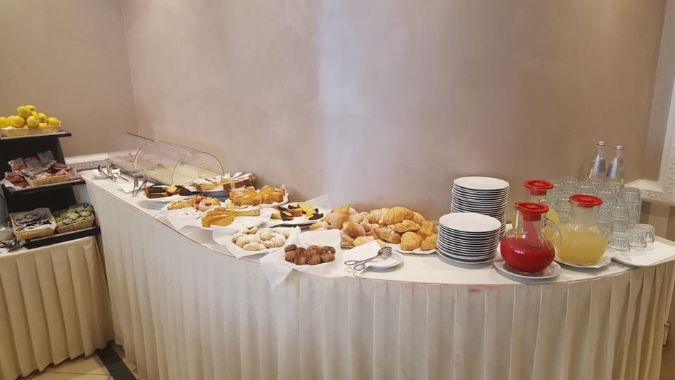 Breakfast, Continental breakfast, Buffet breakfast