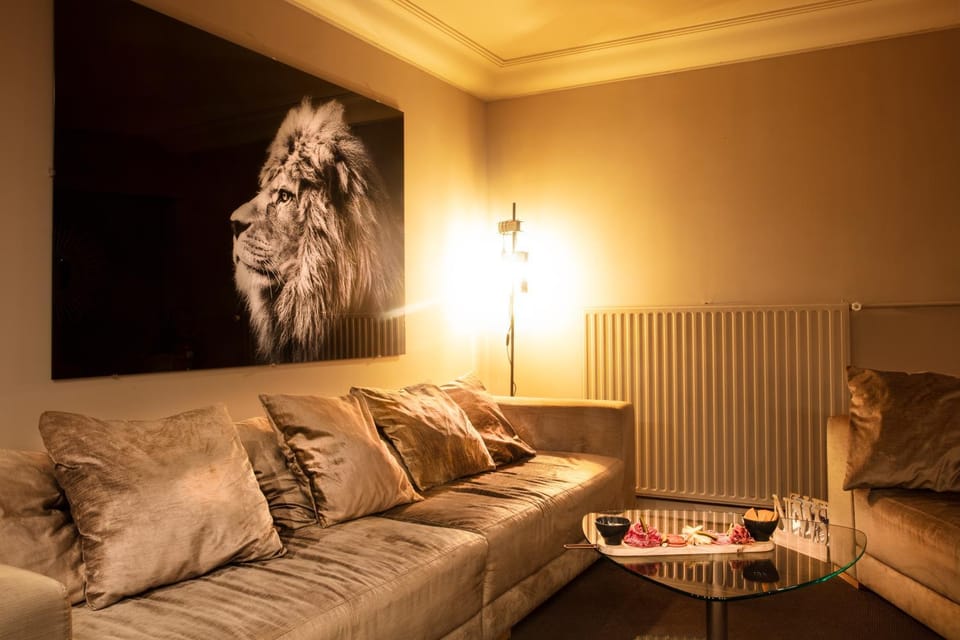 Living room, Decorative detail, Seating area